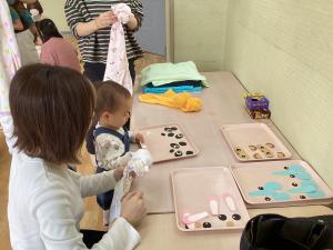 動物作りに使う目や耳を選んでいます