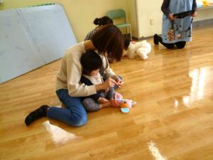 動物のパペットを親子で作っています