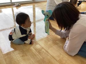 ぞうのパペットが出来上がり、親子で遊んでいます