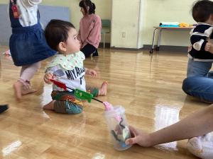 引っ張り出す手作りおもちゃを楽しんでいます