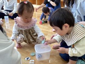 ぽっとん落としのおもちゃで、友達と遊んでいます