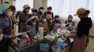 外部講師の説明を聞く参加者の画像
