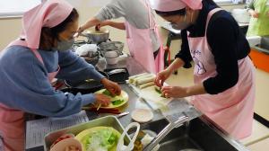 学童向け研修会で料理をしている画像