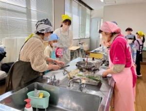 親子で料理をしている画像