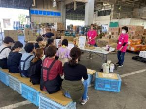働き世代向けに説明する食生活改善推進員の画像