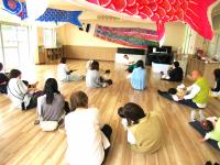「左に曲がります」の動きをしている