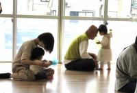 「お花がさいた」でスカーフ遊び