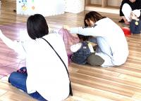 スカーフでいないいないばぁをしている