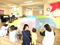輪になってレースを揺らしている