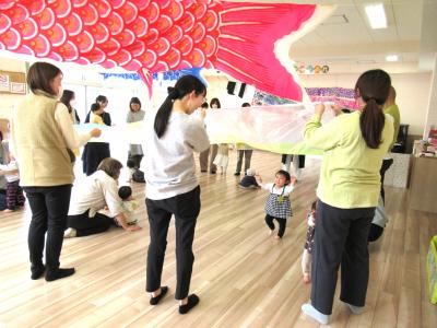 大きなレースで遊んでいる