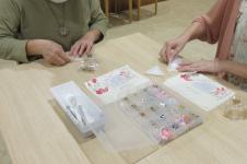 アクセサリーを制作している参加者の手元の画像1