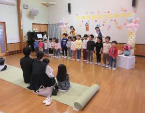 入園式で歌のプレゼントをしている画像