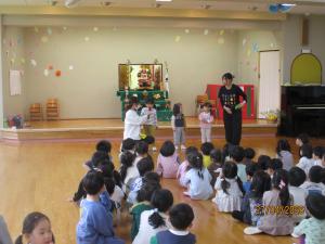 新入園児が自分の名前を言っています