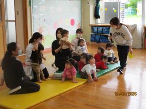 職員が新入園児を紹介しています