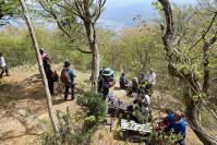 一の岳で休憩をする登山者たち