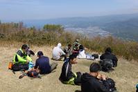 山頂で昼食をとる登山者たち