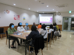 セミナーを受けている参加者