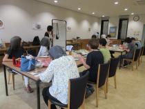 講師の説明を受けている参加者の画像5