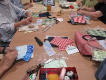 参加者がスマホポーチを制作している