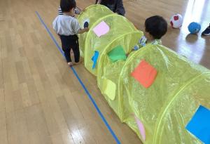 トンネルで遊んでいる画像