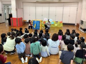 鯉の滝登りについての出し物を見ています