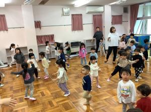 みんなで元気いっぱい踊っています