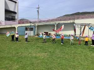 みかん組がこいのぼりを持って走ろうと並んでいます