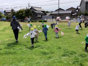 いちご組がこいのぼりを持って走っています