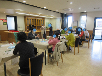 粘土クラフトを制作している参加者