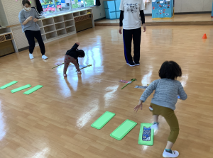 子どもがこいのぼりゲームをしている画像