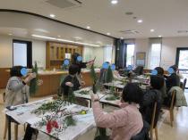 講師の説明を受けている参加者の画像7