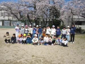 桜の下で記念撮影をしている子どもたち
