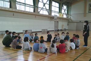 円になって遊ぶ子どもたち