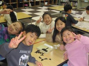 ボードゲームを楽しむ子どもたち