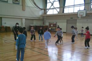 体育館でドッジボールをする子どもたち