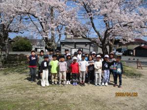 桜の下での集合写真