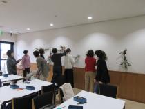 クリスマスオーナメントを飾り付ける参加者の画像2