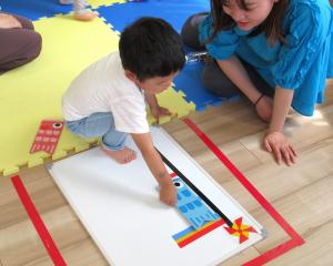 こいのぼりのパズルをする男児の画像