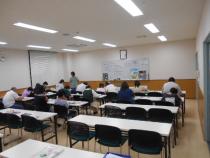 チョークアート制作中の参加者