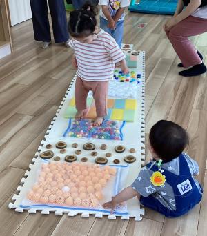 センサリーマットの上を歩く女児の画像