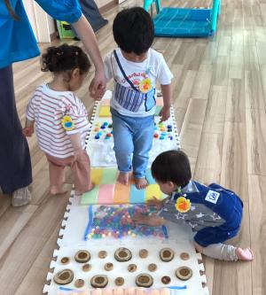 センサリーマットの上を歩く男児の画像