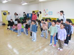 歌を歌っています
