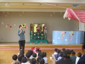 こどもの日の由来のペープサートを見ています