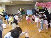 こいのぼりの踊りを踊っています
