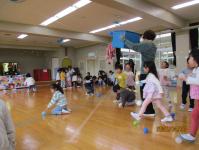 鯉のぼり玉入れゲームをしています