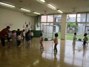 柏餅を運んでいます