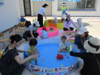 家庭用プールで遊ぶ親子の画像
