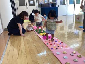 センサリーマットのでこぼこ道を歩いています