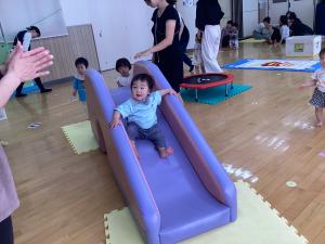 すべり台を滑っています