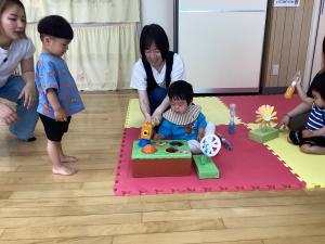 トンカチのおもちゃで遊んでいます